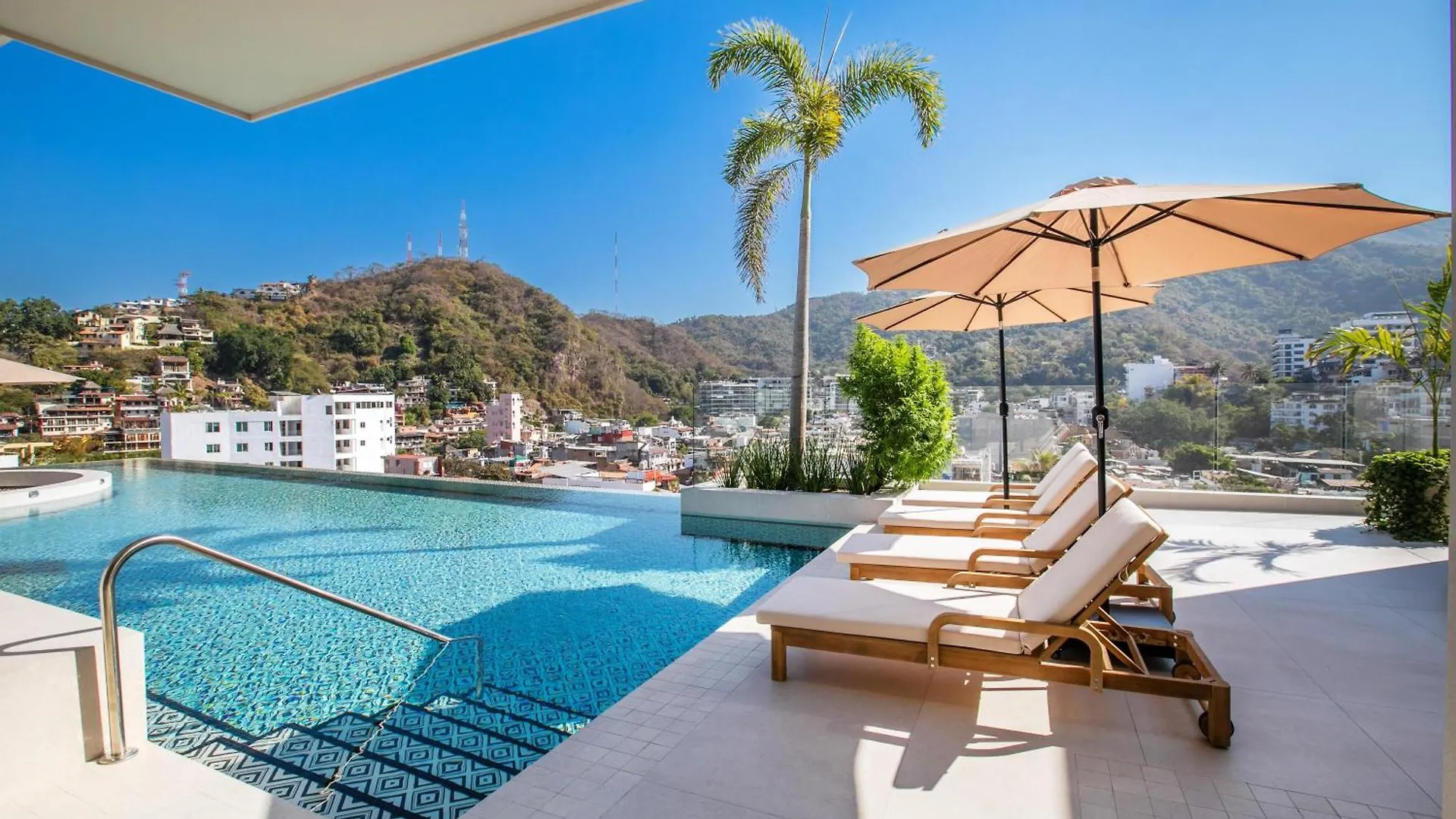 Artful 1Br In Romantic Zone, Pool, Bar And Hot Tub 巴亞爾塔港